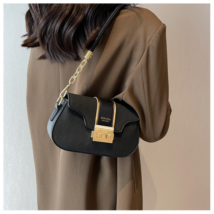 Women's Medium All Seasons Pu Leather Color Block Streetwear Oval Lock Clasp Shoulder Bag display picture 4