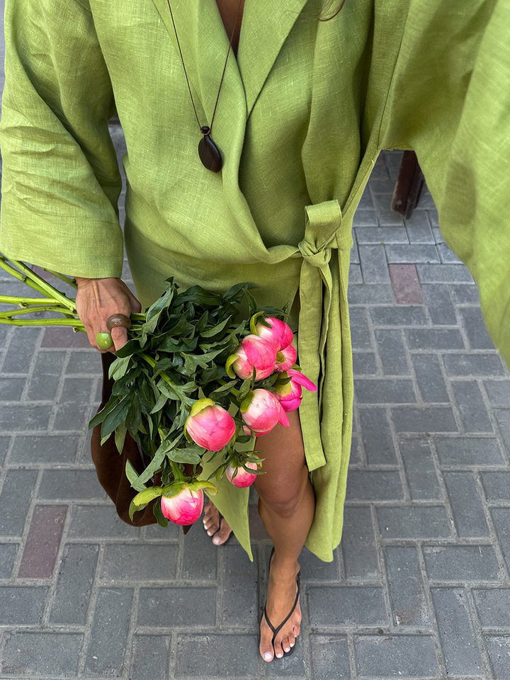 Đầm dài nữ chất liệu cotton lanh, cổ chữ V ve áo, tay dài, dáng rộng thắt dây — Xanh trái cây, Đỏ tươi chi tiết 42