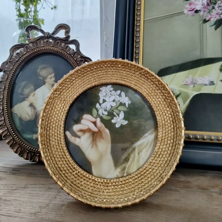Coco's Gallery Golden Vintage French American Style Round Classical Light Luxury Resin Portrait Frame Decoration Stand Coco's Gallery Golden Vintage French American Style Round Classical Light Luxury Resin Portrait Frame Decoration Stand