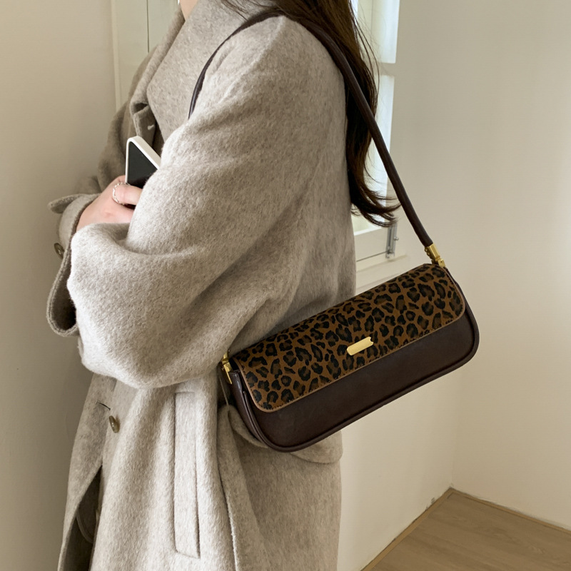 Bolsas de brazo retro de moda transfronteriza mujeres 2025 invierno nuevo estilo francés nicho bolsas de palo de moda bolsas de hombro casuales