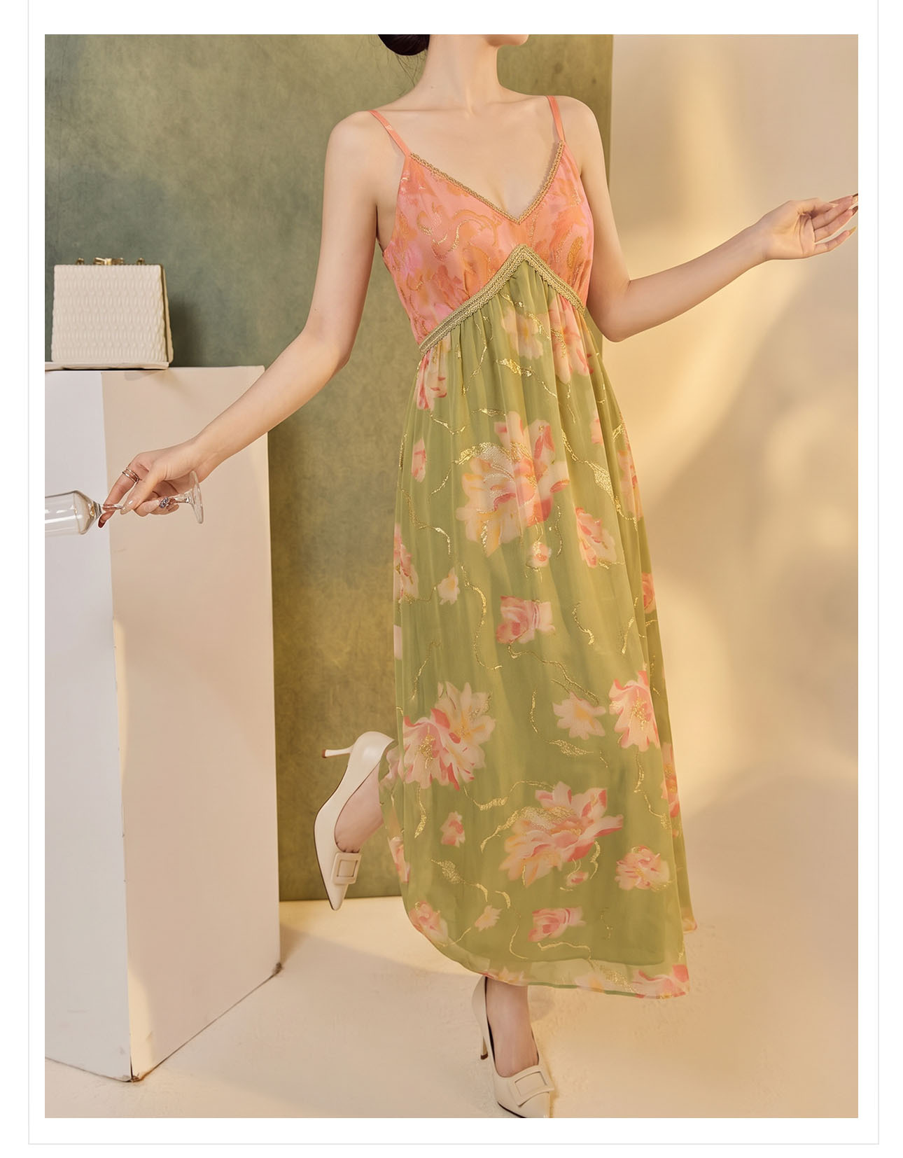 Đầm maxi lụa hoa vàng cổ chữ V kèm thắt lưng — Xanh da trờicolor chi tiết 14