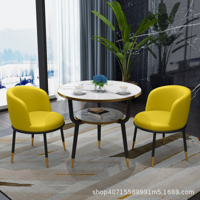 노란색 가죽 의자 2개와 테이블 1개