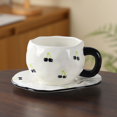 ISN スタイル手作りクリエイティブセラミックカップコーヒーカップとソーサーセット不規則な手描きのかわいいマグチェリーウォーターカップ