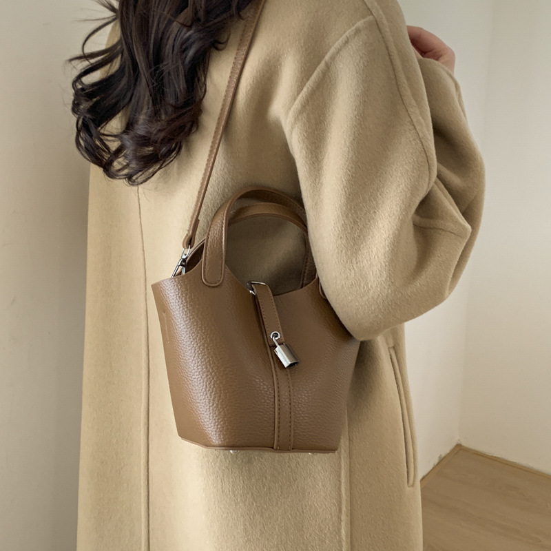 2025 nuevo bolso de cestas de verduras de mano mujer de piel suave litchi estampado de hombro bolso de cubo de agua casual bolso de mujer