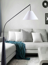 北欧轻奢布艺落地灯客厅沙发边别墅酒店立式灯创意个性木支架灯具