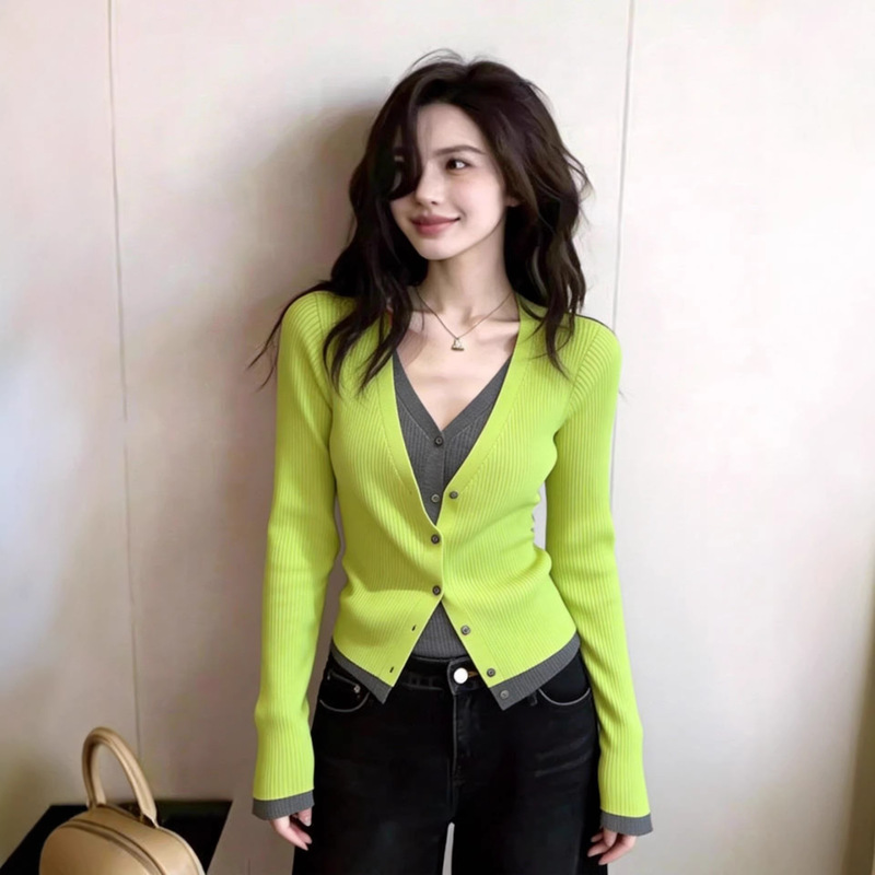 Green V-Neck Patchwork Design Fake Two-Piece Top 2026 Spring New Women's Fashion Slim-Fit Single-Breasted Knitwear Green V-Neck Patchwork Design Fake Two-Piece Top 2026 Spring New Women's Fashion Slim-Fit Single-Breasted Knitwear