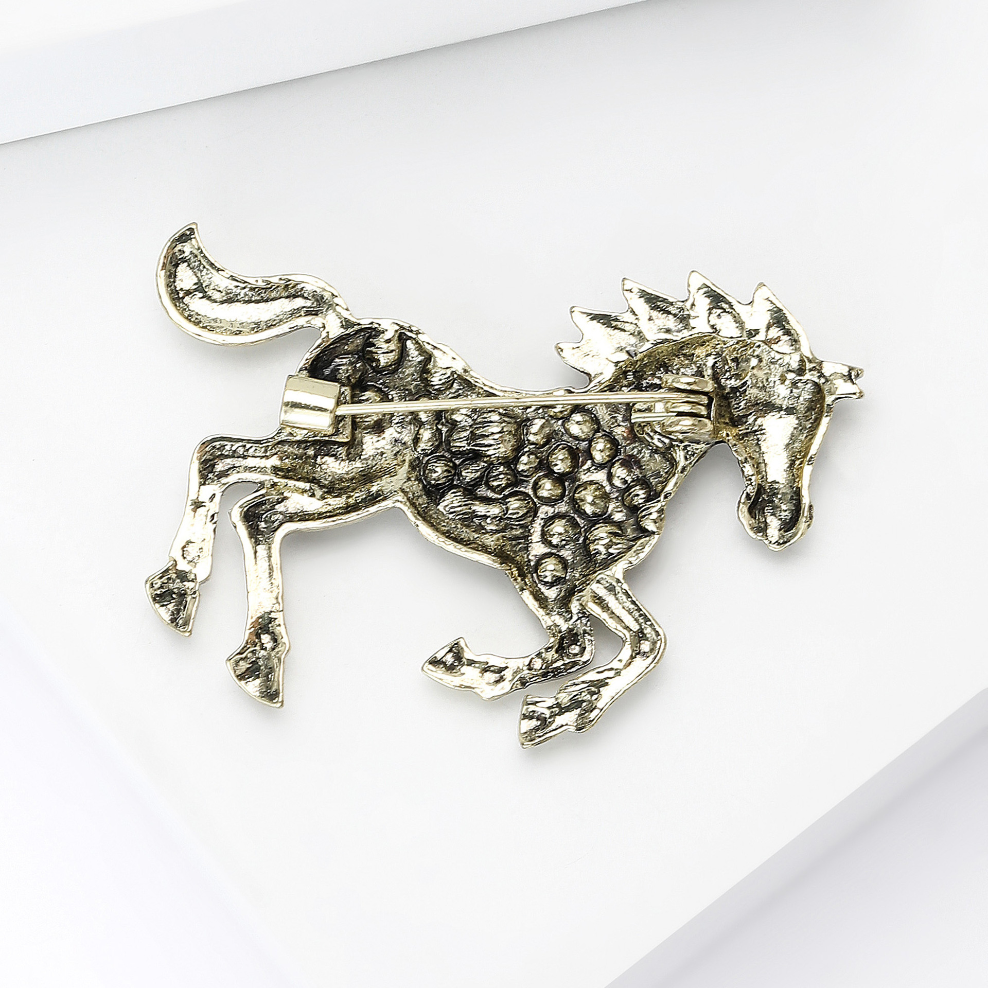 Hot-Selling Fashionable Light Luxury Retro Enamel Horse Rhinestone Brooch Versatile Anti-Exposure Clothing Accessory Pin