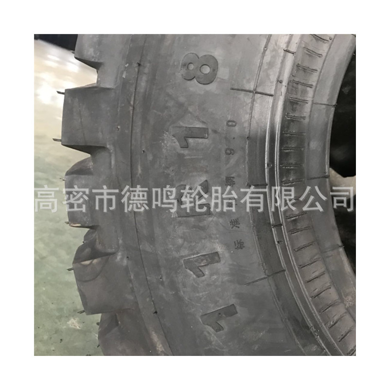 En existencias Dongfeng Doble Estrella de seis unidades fuera de carretera neumático portador de personal 11R18 todo-acero Neumático radial