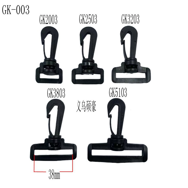 Большое количество запасных запасных частей для багажа превращается в пластиковый крючок