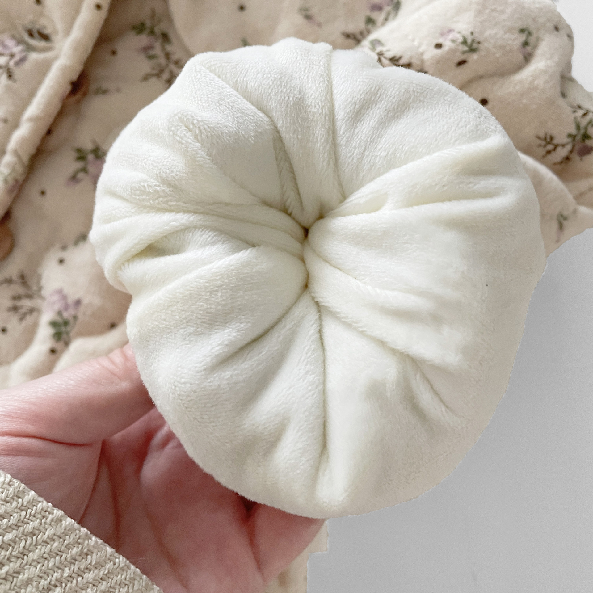 Ropa de algodón de invierno chaqueta de niñas con chaqueta de algodón de flor de terciopelo bebé con collar de encaje de manga larga cardigan cálido