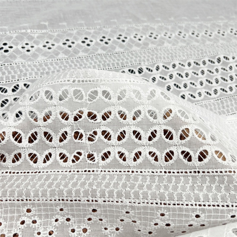 工場の現物の全綿の横条刺繍レースの布地の婦人服のシャツのワンピースの家の紡績は穴を開けて刺繍の布地を刺繍します。|undefined