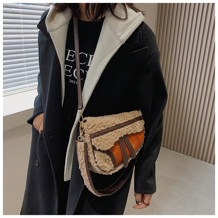 New Niche Plush Messenger Bag Fashion One-shoulder Underarm Saddle Bag display picture 6