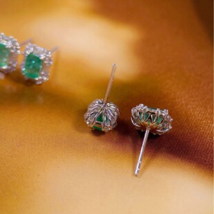 Platinum Pt900 Colored Gemstone Finished Product with Rich Natural Emerald Color, Diamond Surround E0.75Ct D0.3Ct