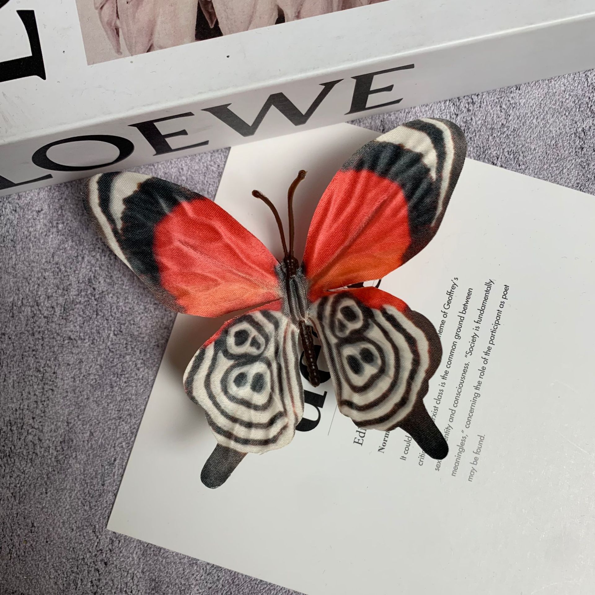 큰 나비 흰색 원 빨간색