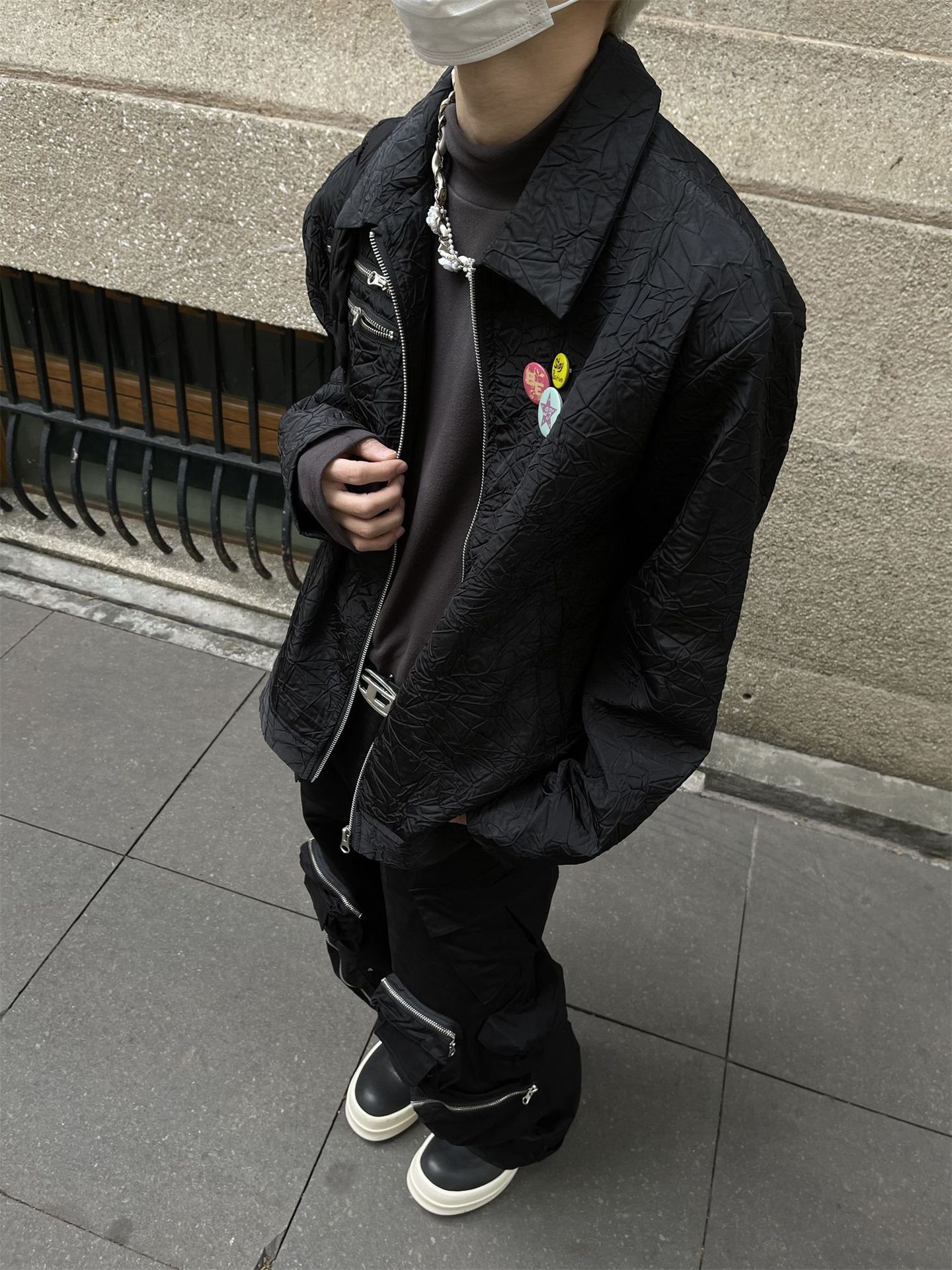 New retro design with pleats and built-in brooch, lapel, zipper, solid color jacket for men in spring and autumn_voghion.com