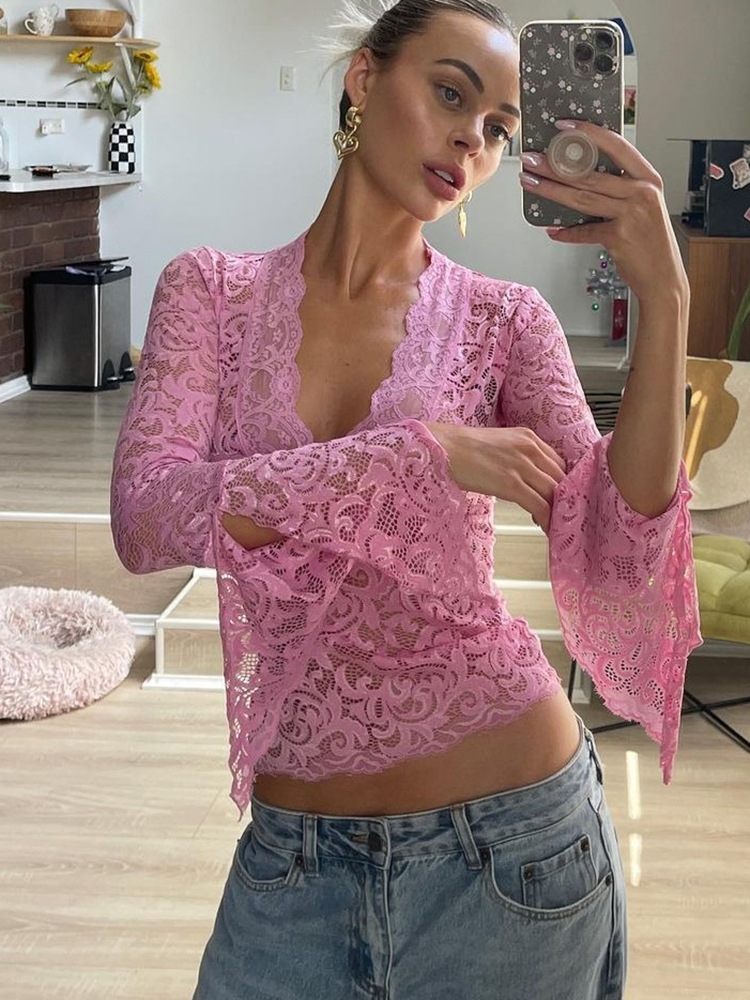 Stile Instagram da donna, taglio corto aderente con scollo a V profondo, ombelico scoperto e pizzo trasparente, maniche lunghe, piccante_voghion.com