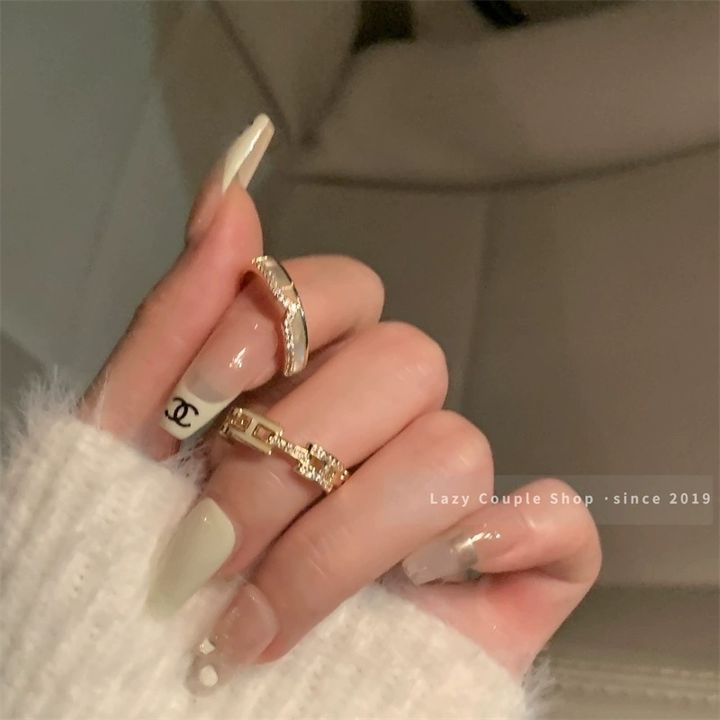 Trendige luxuriöse elegante Staperringe mit großen Buchstaben für Frauen, Nischen-High-Fashion-Ringe