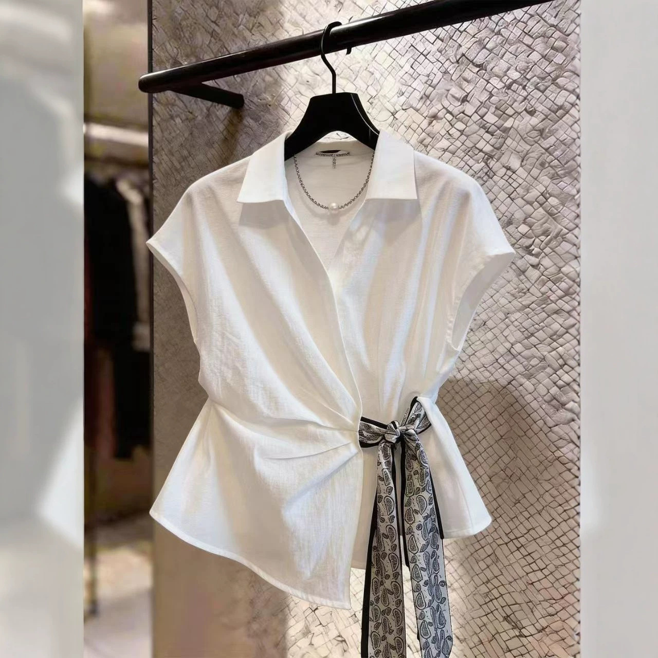 Áo sơ mi nữ ngắn tay cổ polo thắt eo kiểu Pháp — màu trắng chi tiết 4