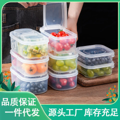 果物の箱の学生は新鮮な箱を持っています。