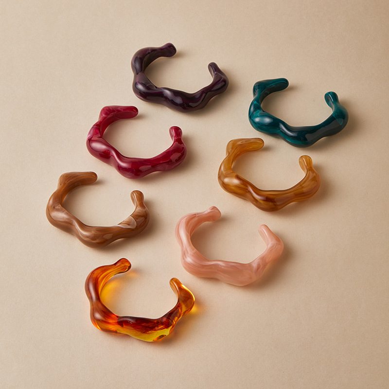 Pulsera de apertura ósea irregular de color dopamina europea y americana pulsera de personalidad fresca de alta calidad acrílica