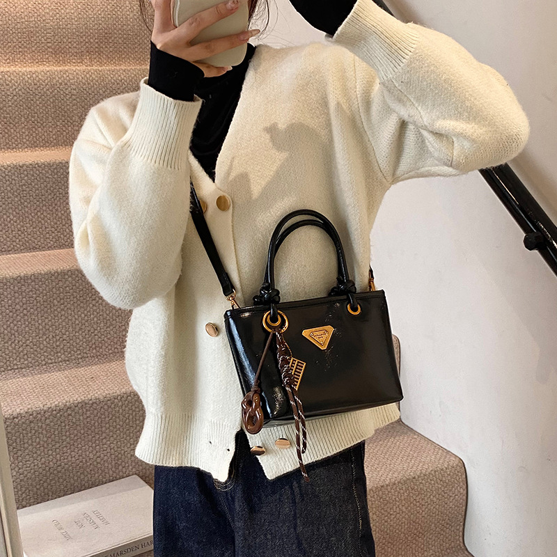 Bolsa de mano de piel de cera retrógrada para mujeres 2024 otoño y invierno nuevo estilo versátil bolso de cubo de viaje de moda mochila casual