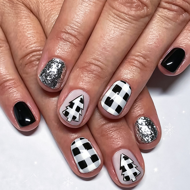 Christmas Nail Art Plaid Christmas Tree Manicure Black and White Short Glossy Nail Stickers 24 Pieces Fake Nails