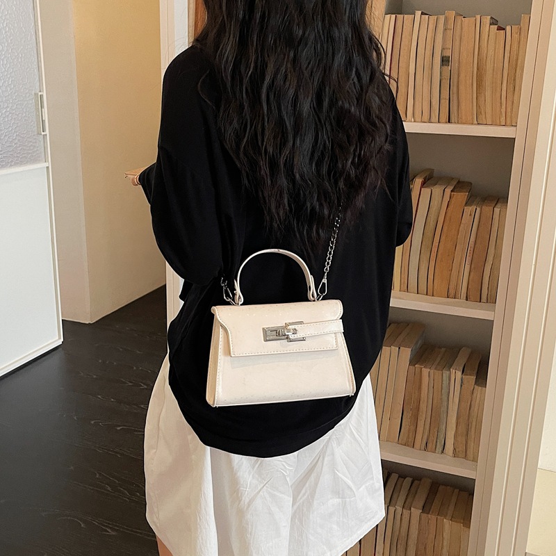 Textura de la bolsa de Kylie para mujeres 2026 verano nuevo estilo de moda mochila portátil nicho de diseño de viaje diario bolso pequeño