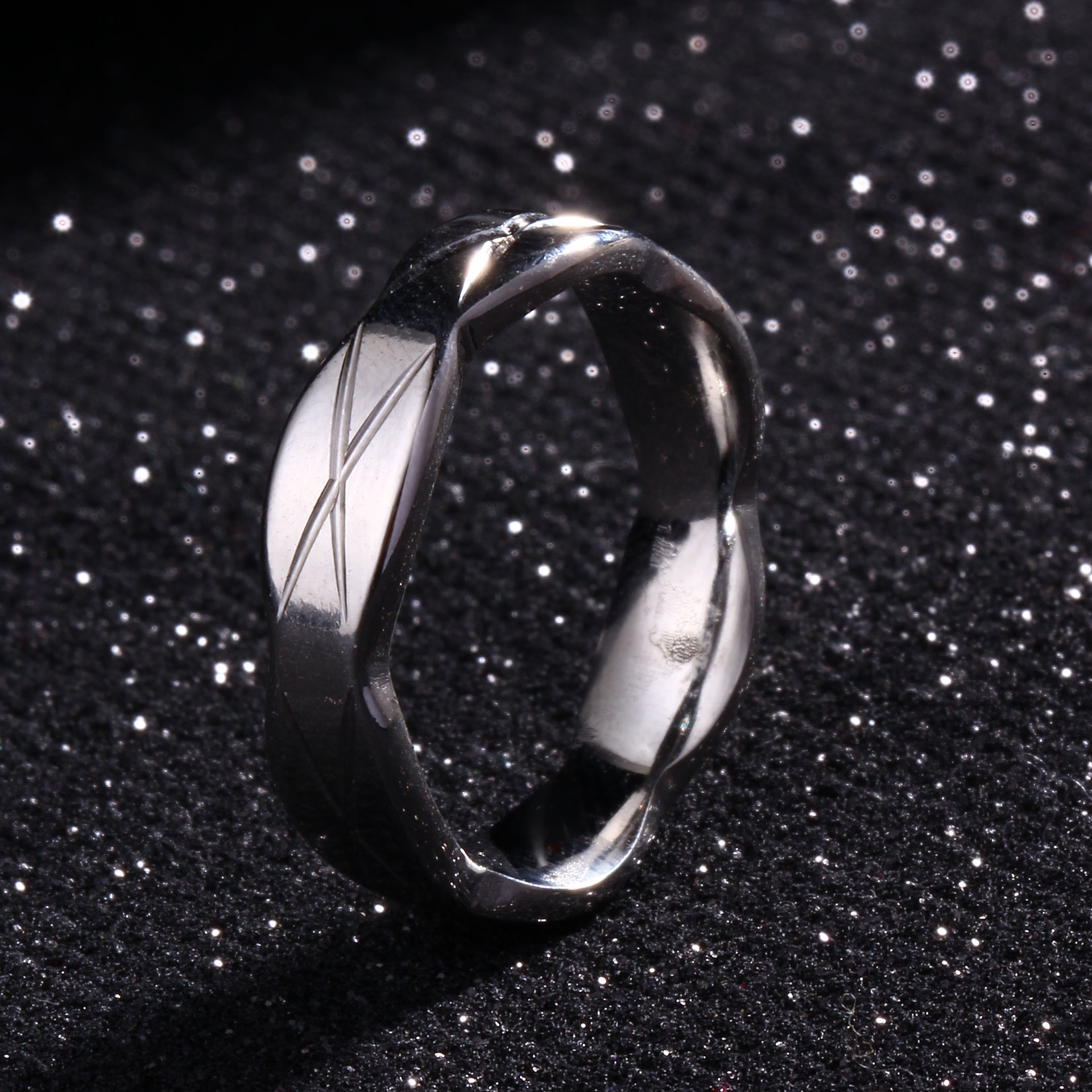 Joyería de estilo europeo y americano con formas irregulares, bordes ondulados y patrones de diamantes, anillos de acero inoxidable y titanio, suministro directo del fabricante.