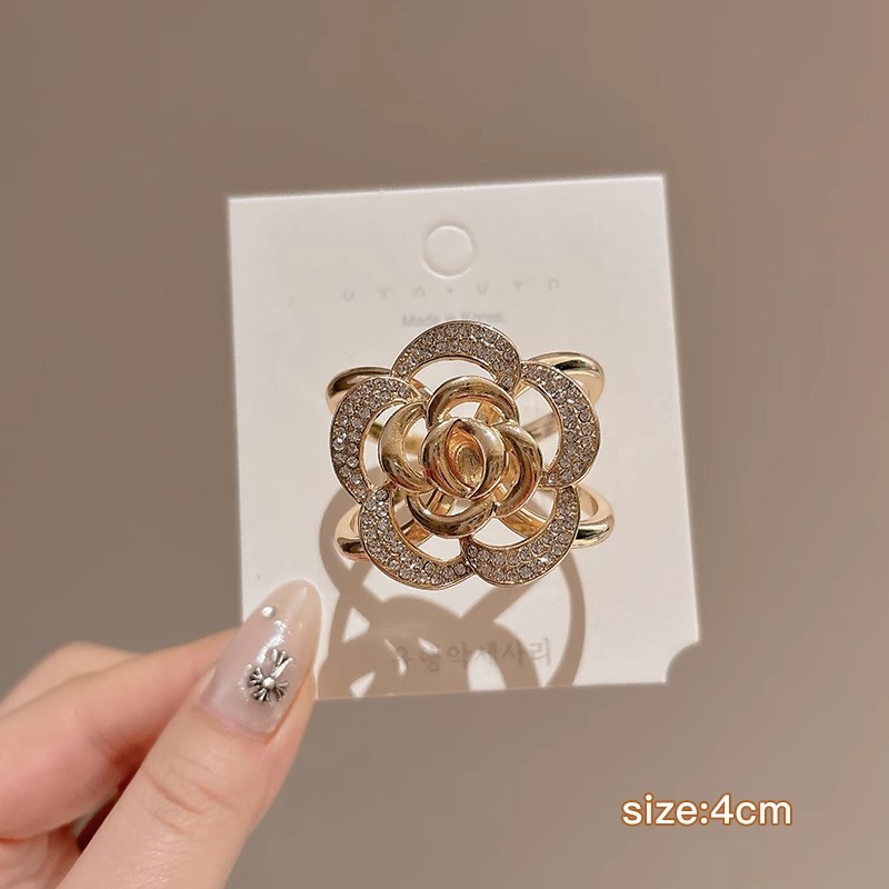 Botón de toalla de seda de alta calidad para mujer de alta gama 2025 nuevo estilo arco esquina anudada camisa de flores serpentina anudada hebilla anudada