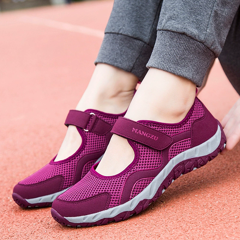 Аутентичные туфли для пожилых людей, женская обувь, весенне-летняя легкая обувь на мягкой подошве для мам, нескользящая дышащая обувь для ходьбы бабушки среднего и пожилого возраста.