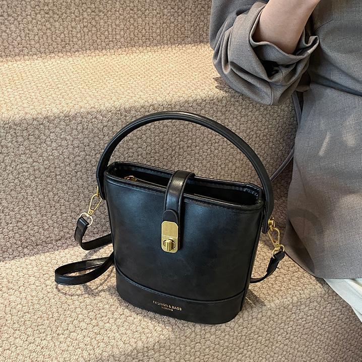 Bolso de mano de viaje retro para mujeres 2024 nuevo estilo simple bolso de hombro universal de moda alta sensación bolso de cubo