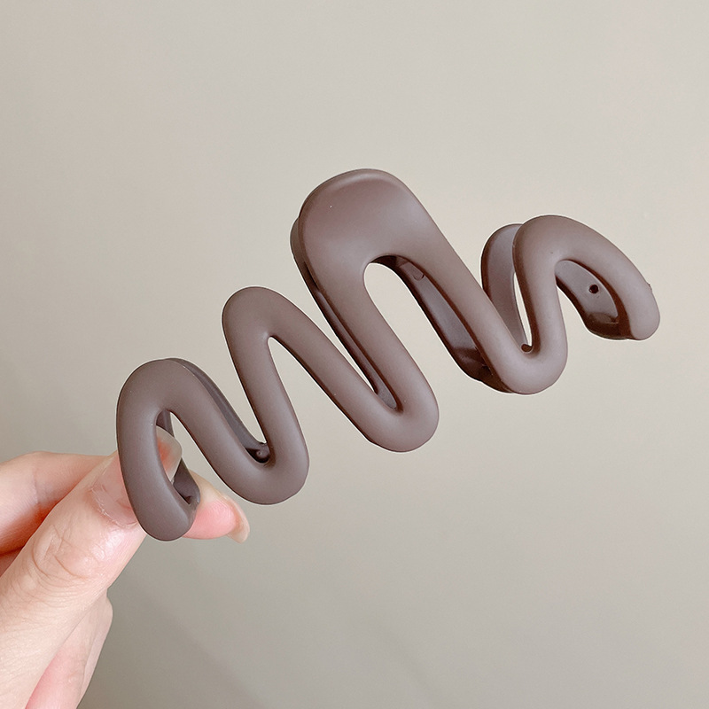 Otoño y invierno simple café de leche tiburón clip de cabello más agarrar clip de alta sensación detrás de la cabeza cabello adorno de cabello coreano agarrar cabello universal