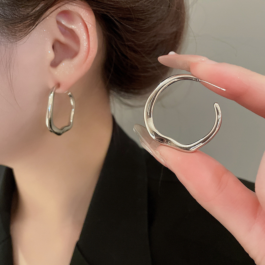 Europa y los Estados Unidos transfronterizos agujas de plata aretes de metal fríos aretes de estilo estilo universal simple aretes de diseño de nicho