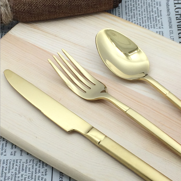 Set di posate occidentali in acciaio inossidabile dorato con manico quadrato portoghese, tre pezzi, coltello, forchetta, cucchiaio, in stile europeo_voghion.com