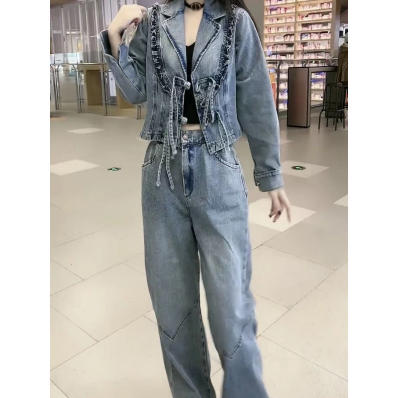 デニムのスーツの女性は春と秋に年齢を減らして痩せています。|undefined