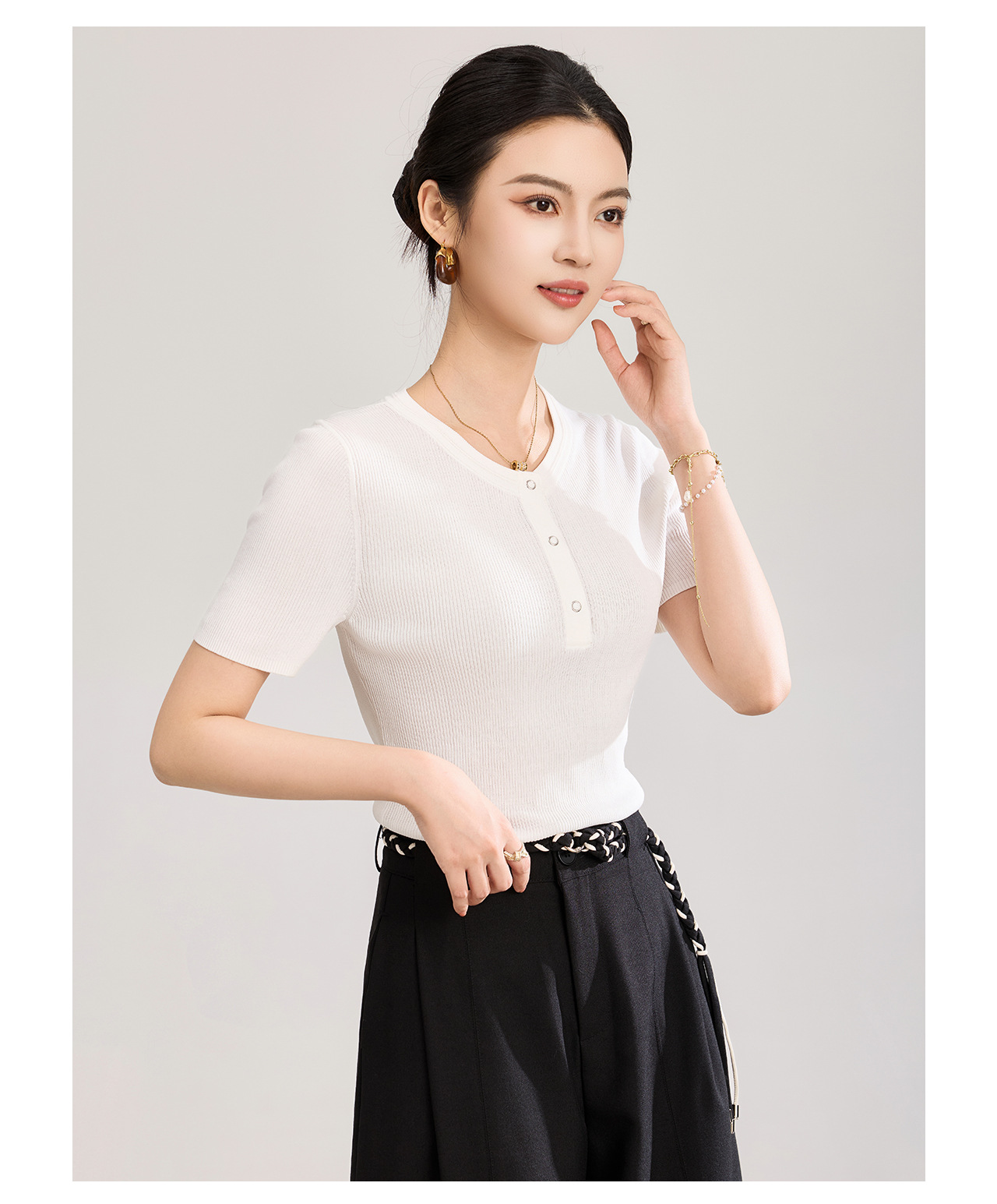 Áo thun nữ cổ tròn tay ngắn dệt kim siêu mịn form vừa vặn — màu đen chi tiết 19