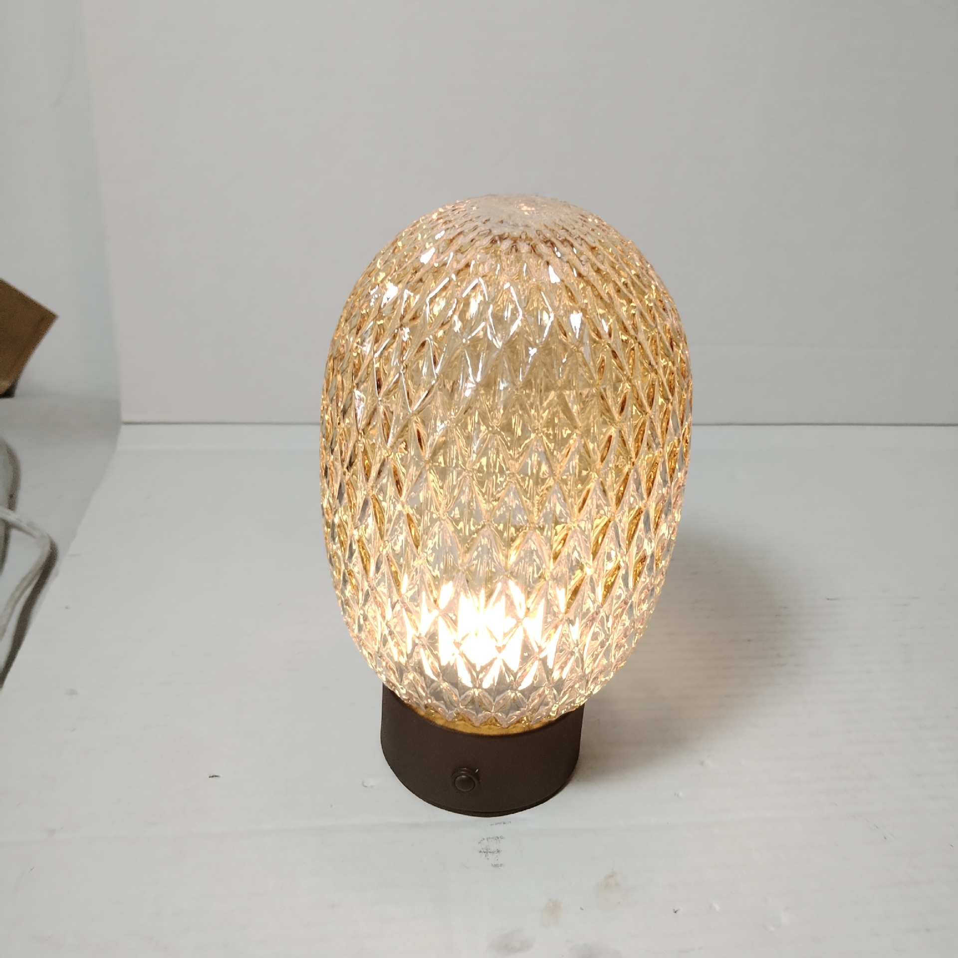Huevo de dinosaurio lámpara de escritorio de vidrio rayado en forma de diamante