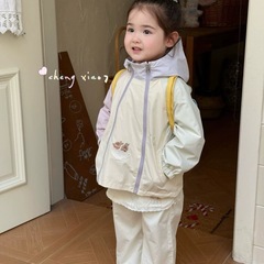子供服2025春の新型子供の韓国版カジュアルカラーのダブルファスナーのコートの女の子の帽子のカジュアルコートの上で