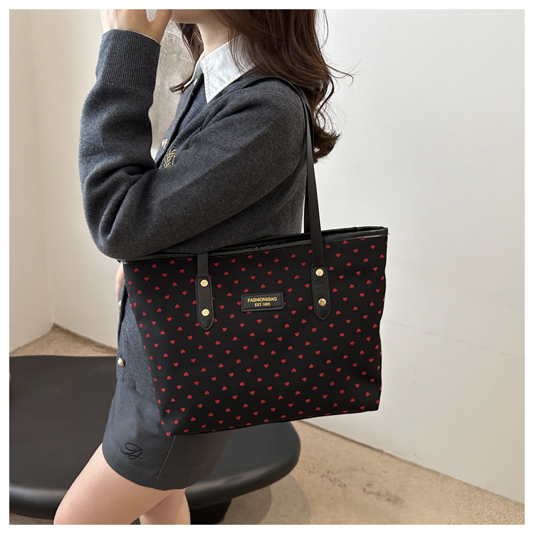 The 2024 new Korean-style tote bag with a college style is stylish, elegant and beautiful. It is a large-capacity single-shoulder and underarm commuter handbag undefined