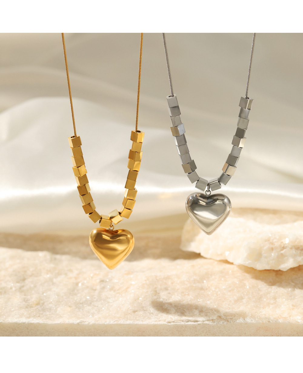 Fashion Heart Shape Stainless Steel Gold Plated Pendant Necklace display picture 1