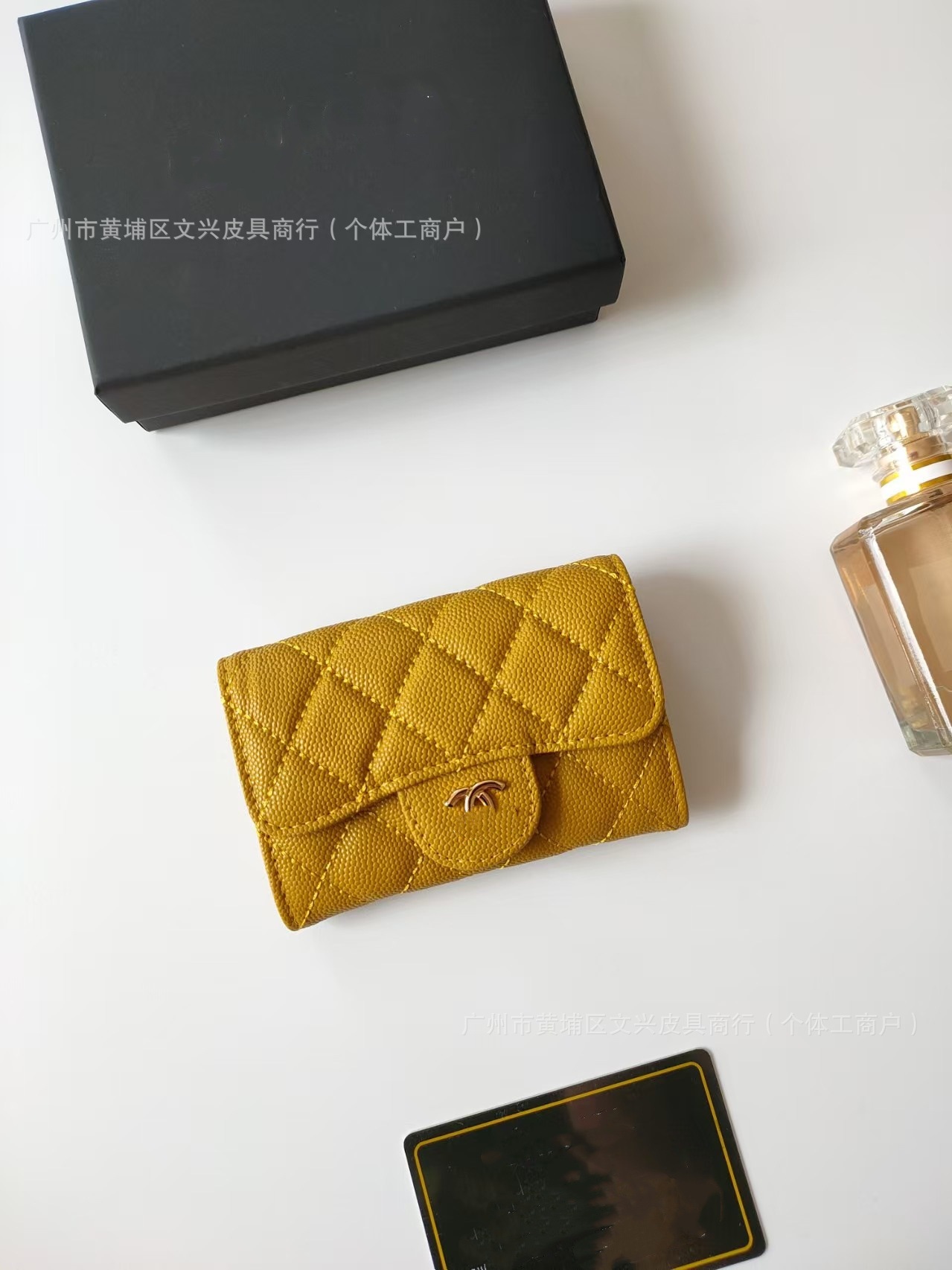 Cartera de cuero corta de diamante de alta calidad, nicho casual, gran capacidad, exquisita, pequeña bolsa de cambio de hebilla fragante.