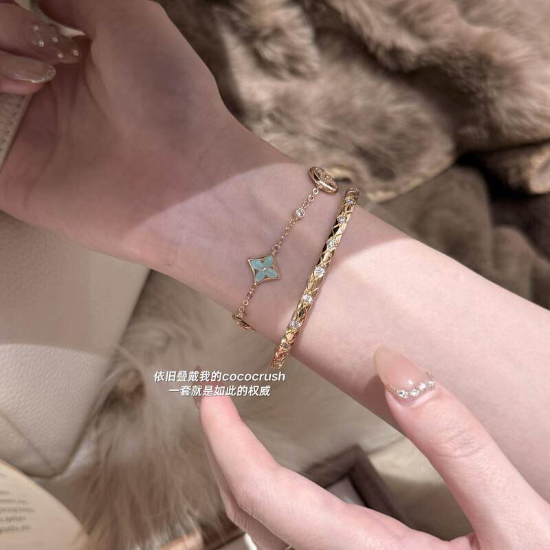 French-style retro, lightweight, and luxurious four-leaf clover bracelet with sparkling rhinestones – a small and exquisite piece that’s a hot-selling item on Douyin and Xiaohongshu
