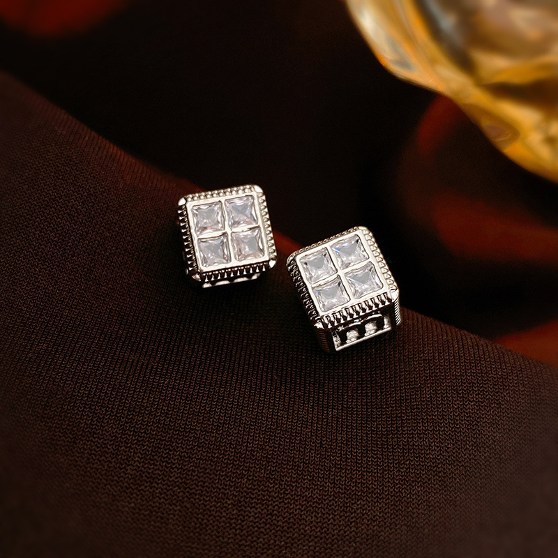 Pendientes de mariposa plisados de circón con aguja de plata Pendientes pequeños y frescos de moda simple Pendientes ligeros de lujo de alta gama al por mayor