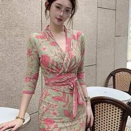 法式气质御姐收腰印花弹力网纱裹身裙女秋新款显瘦包臀V领连衣裙
