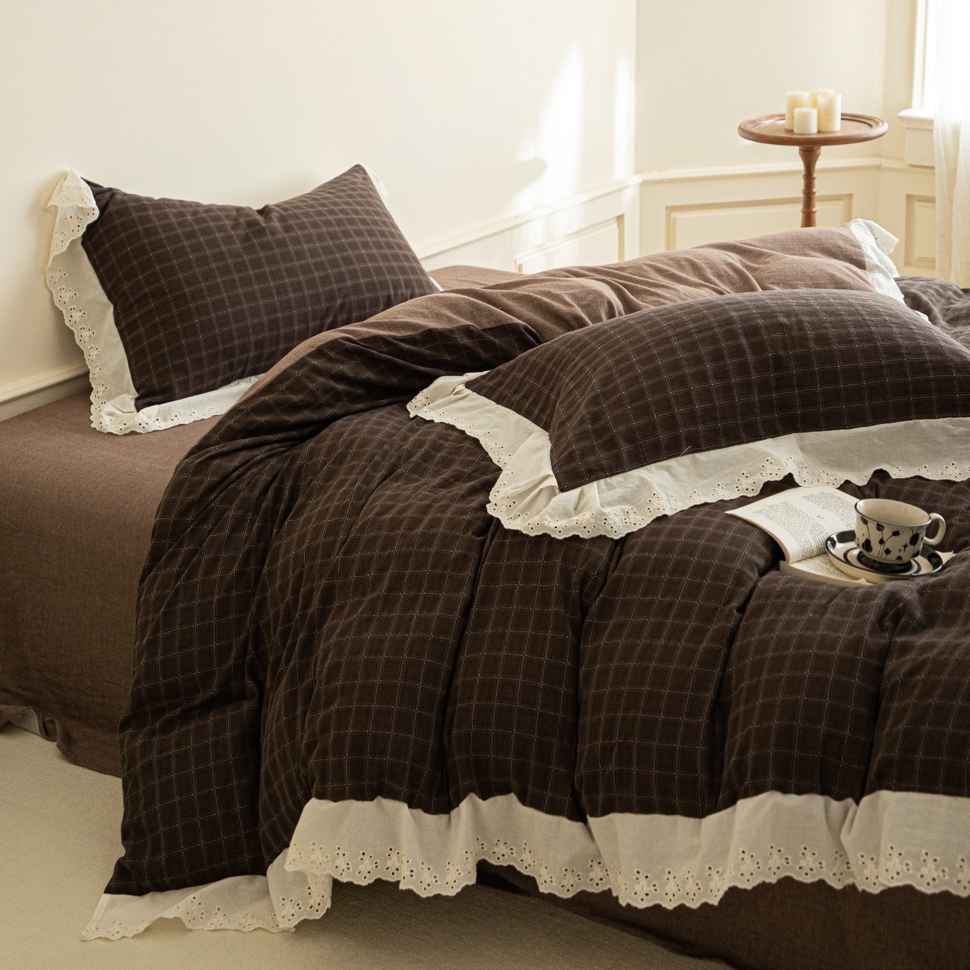 Conjunto de quatro peças em jacquard macio, estilo boho vintage nórdico francês, com renda francesa, capa de edredom xadrez vintage em puro algodão e lençol._voghion.com