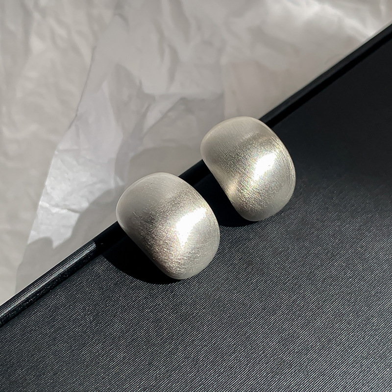 Pendientes de dibujo geométrico simple de estilo frío de aguja de plata Pendientes de diseño de moda de lujo ligero Pendientes de sentido de alta calidad para mujer