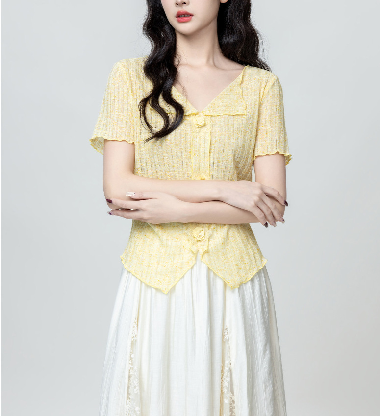 Áo thun nữ cổ tròn tay ngắn họa tiết hoa nổi màu vàng nhạt thiết kế cổ ve — màu vàng chi tiết 3