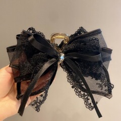 黒いレースの欧根紗の蝶結びは高級感があります。