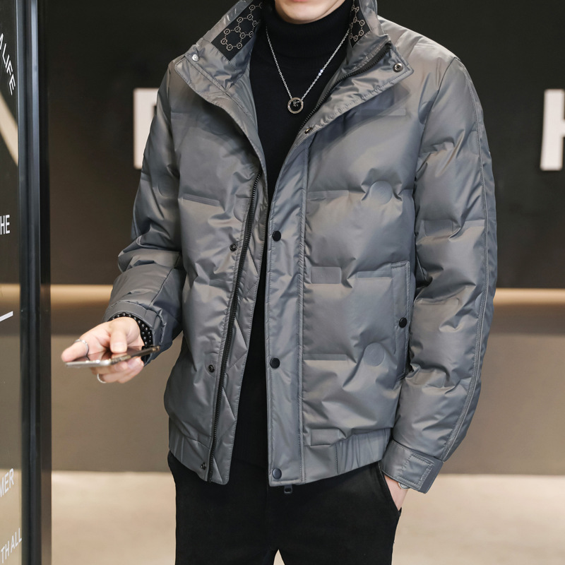 남성 다운 재킷 2024 새로운 경량 두꺼운 짧은 수직 칼라 엠보싱 겨울 옷 패션 브랜드 잘 생긴 겨울 재킷