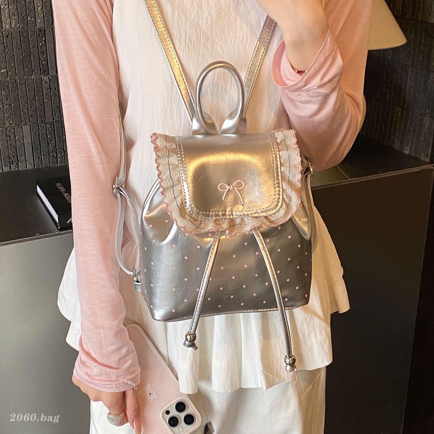 Mochila de estilo plateado de gran capacidad de viento de hoja de loto para mujeres nuevas olas de viaje de laterales de la mochila de estudiantes 2026 fiesta